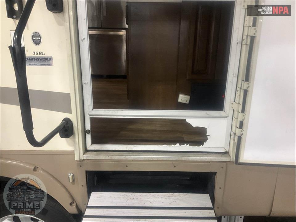 2017 Cedar Creek M-38EL - CHAMPAGNE FIFTH WHEEL SERIES — фото 37