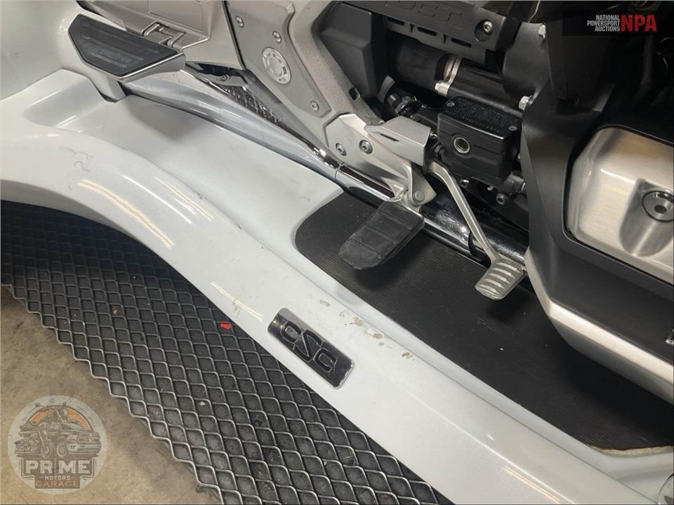 2018 Honda GL1800D GOLDWING TOUR DCT (WHITE) — фото 13