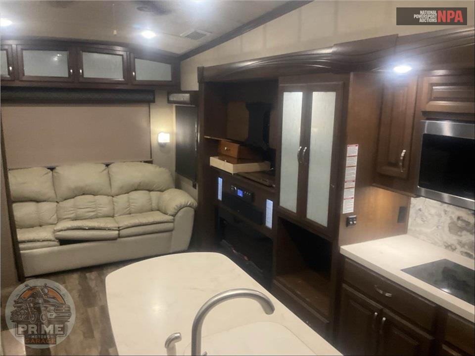 2017 Cedar Creek M-38EL - CHAMPAGNE FIFTH WHEEL SERIES — фото 8