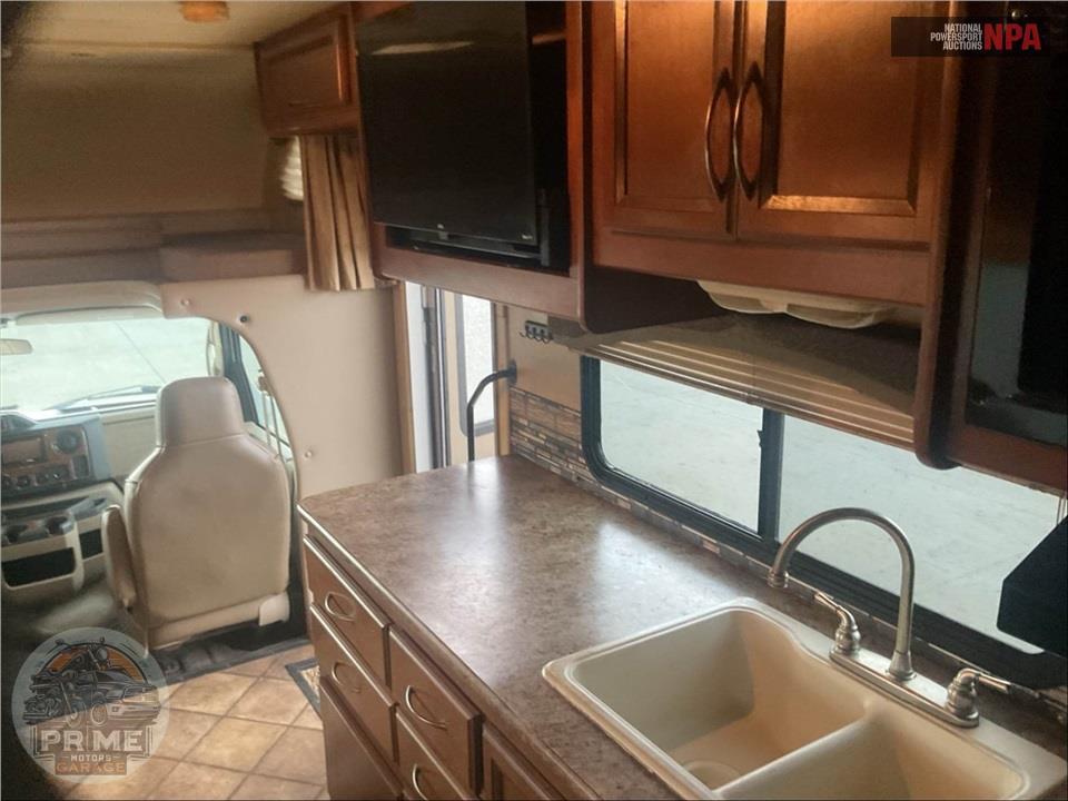 2013 Thor Motor Coach M-31L E450-V10 - CHATEAU SERIES — фото 9