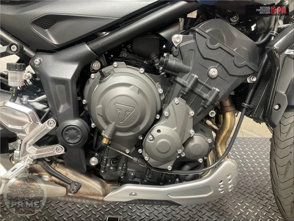 2026 Triumph TRIDENT 660 TRIPLE TRIBUTE EDITION — фото 6