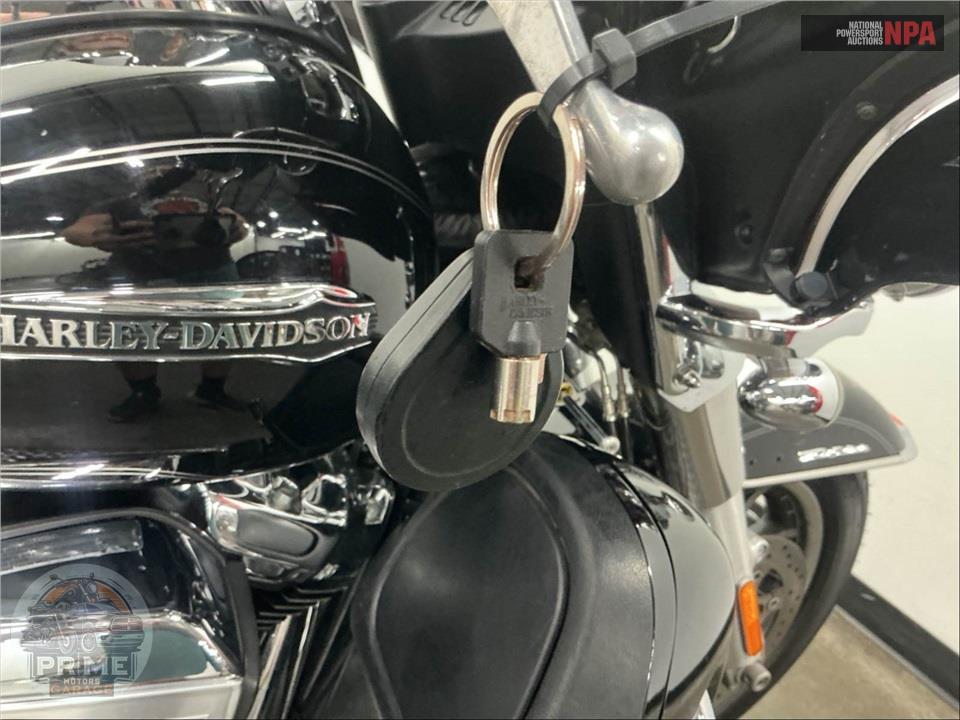 2017 Harley-Davidson FLHTCUTG TRIGLIDE ULTRA CLASSIC — фото 11