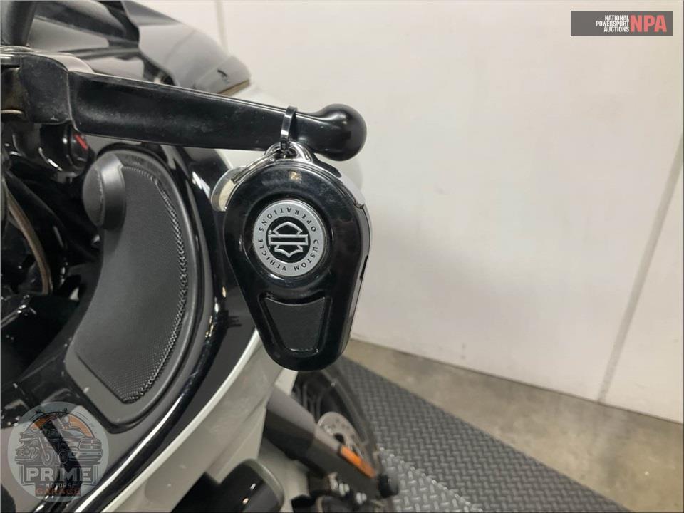 2020 Harley-Davidson FLTRXSE CVO ROAD GLIDE — фото 12