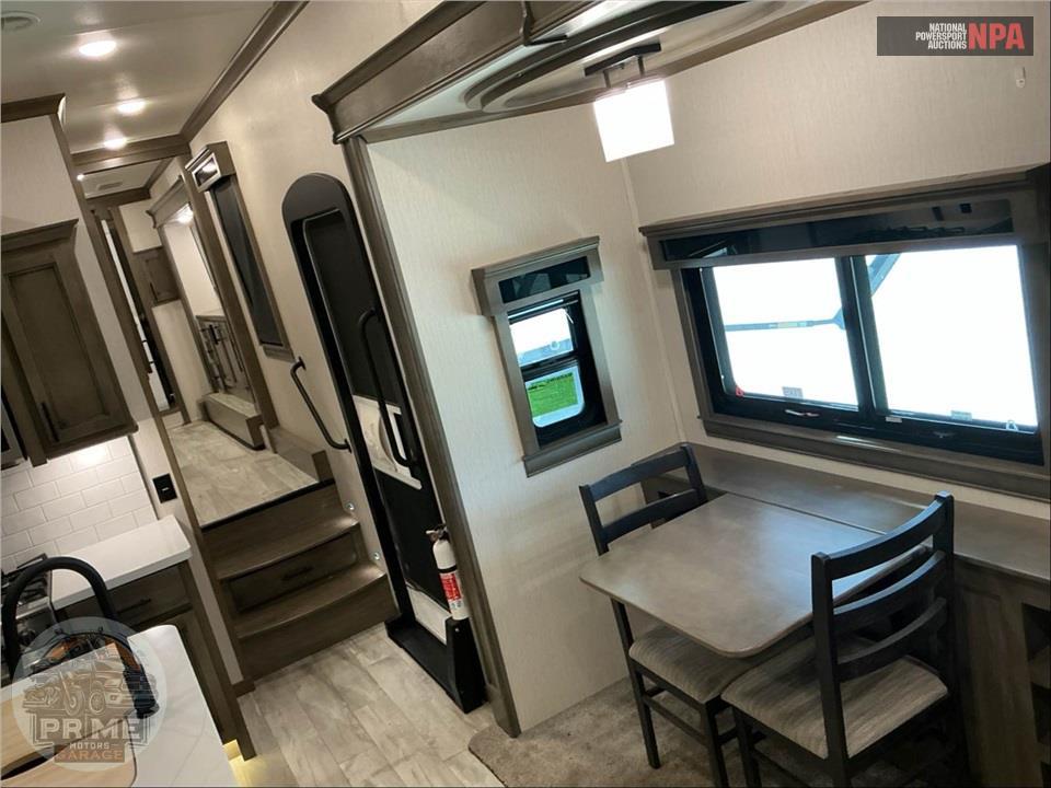2022 Riverstone M-442MC - LEGACY FIFTH WHEEL SERIES — фото 8