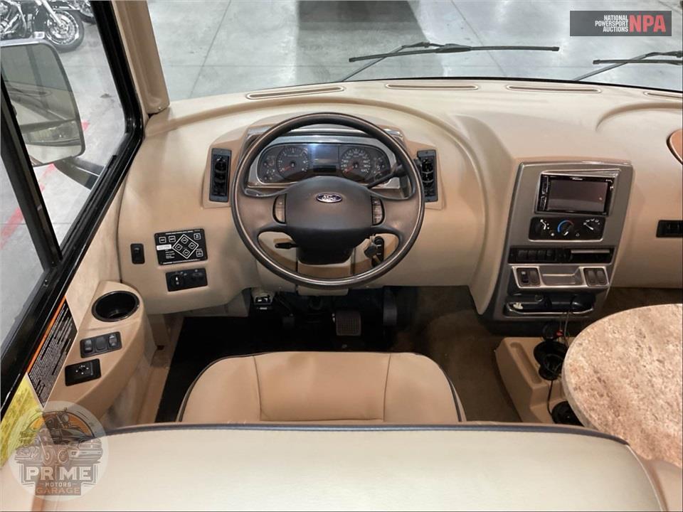 2019 Winnebago M-32YE FORD - VISTA SERIES — фото 15