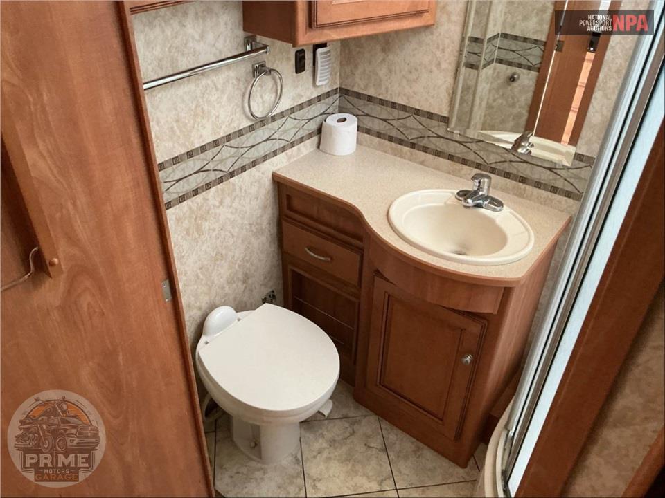 2011 Winnebago M-35P-FORD - ADVENTURER SERIES — фото 25