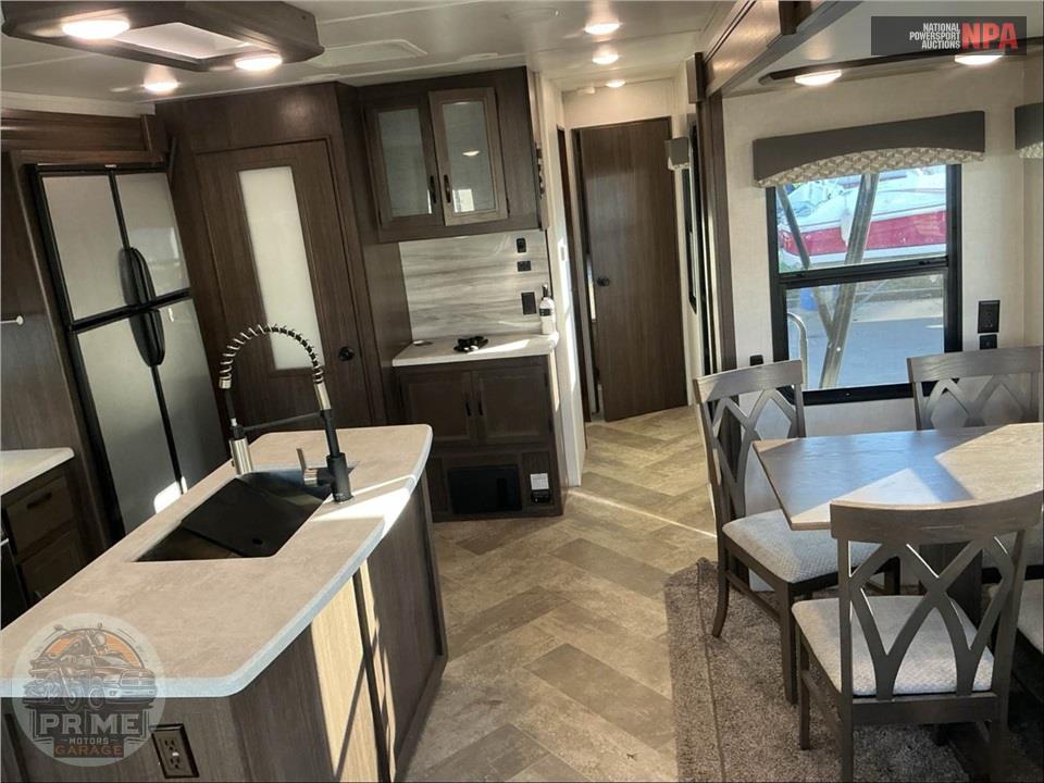 2020 Voyage By Winnebago M-3235RL - FIFTH WHEEL SERIES — фото 9