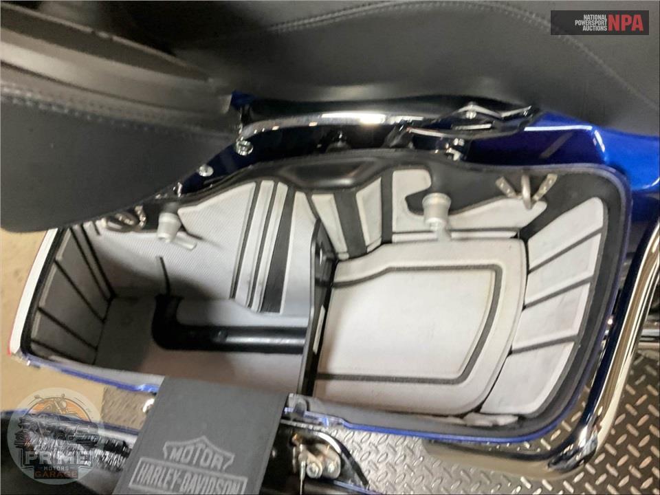 2017 Harley-Davidson FLHTKL ULTRA LIMITED LOW — фото 17