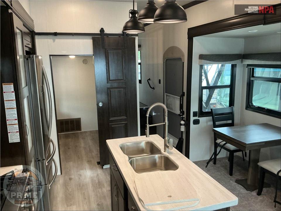2021 Cedar Creek M-37MBH - SILVERBACK FIFTH WHEEL SERIES — фото 8
