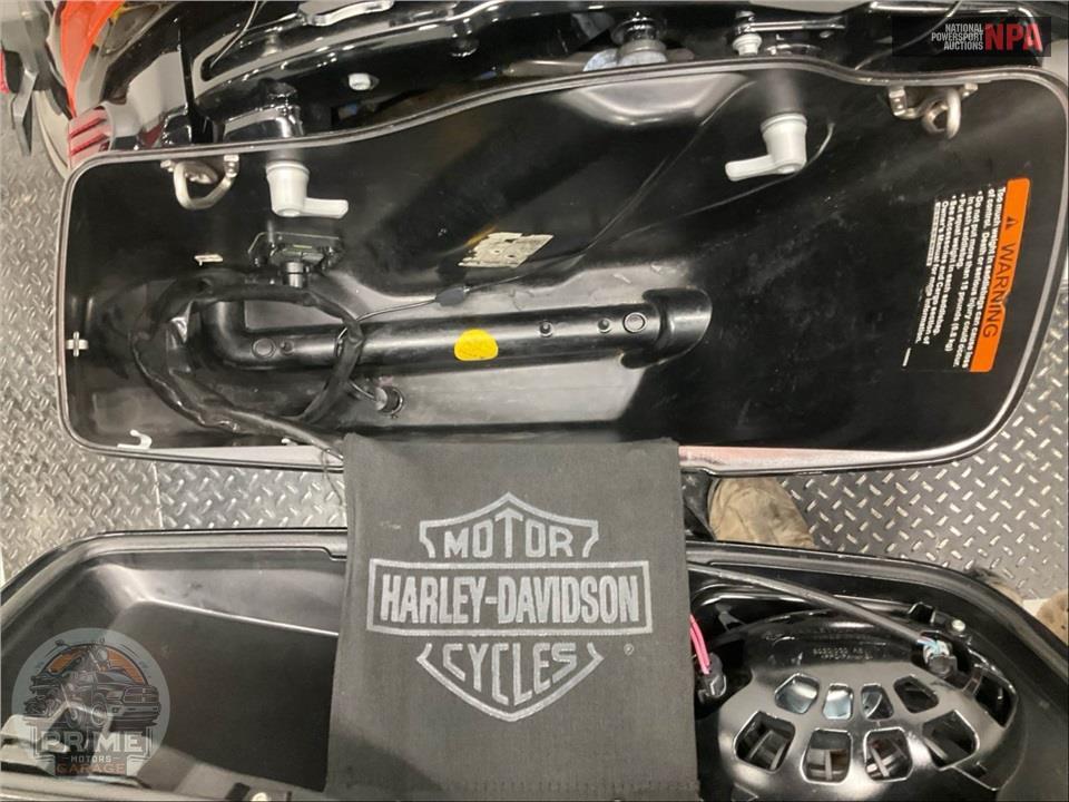 2017 Harley-Davidson FLHXSE CVO STREET GLIDE — фото 34