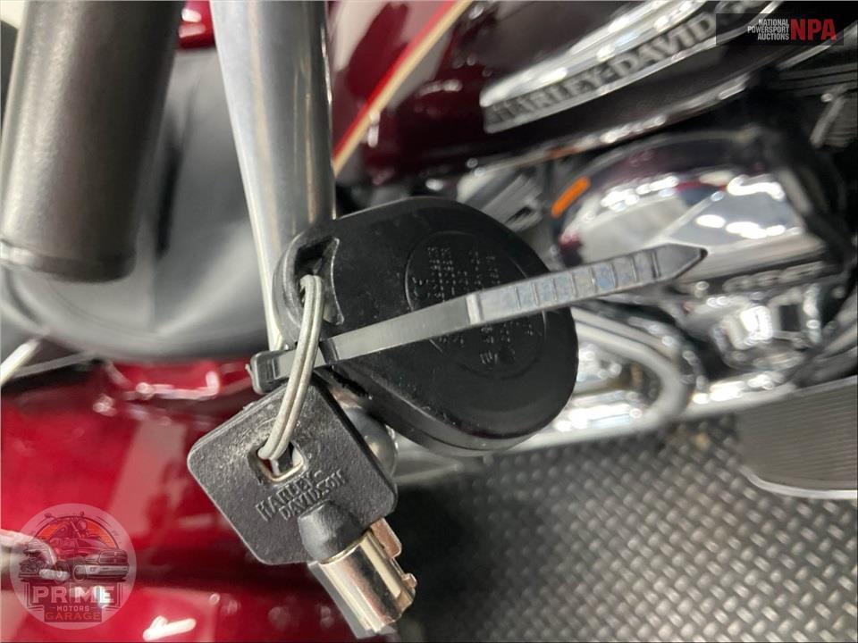 2014 Harley-Davidson FLHTCUTG TRIGLIDE ULTRA CLASSIC — фото 12