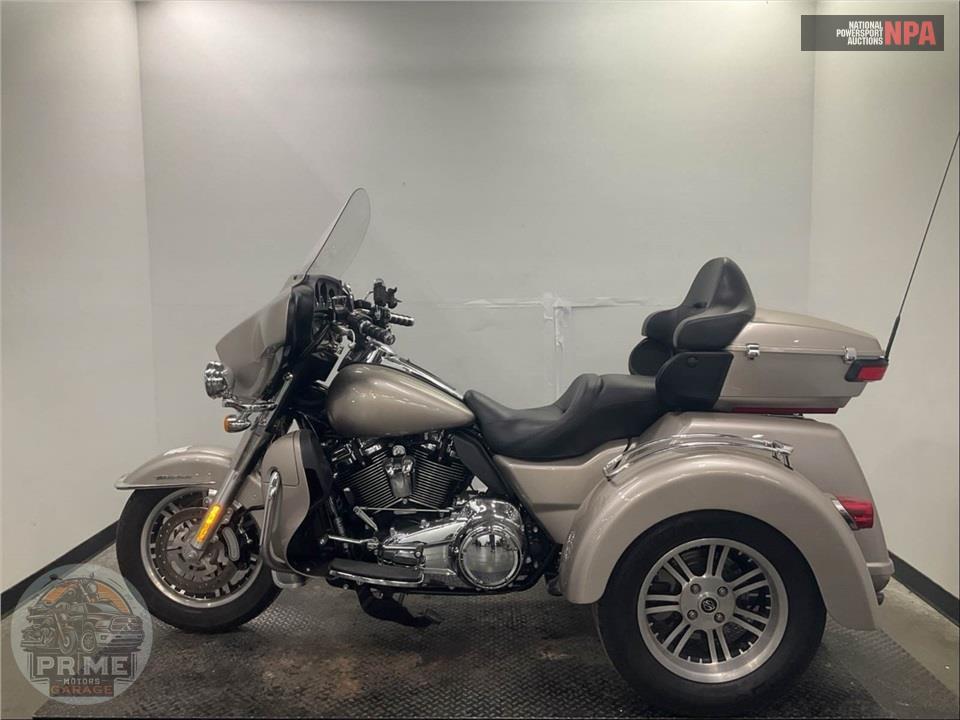 2018 Harley-Davidson FLHTCUTG TRI GLIDE ULTRA — фото 3