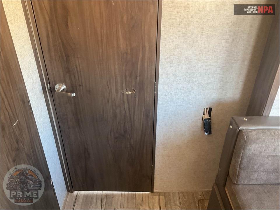 2018 Cherokee By Forest River M-315TBH8 ARCTIC WOLF FIFTH WHEEL SERIES — фото 29