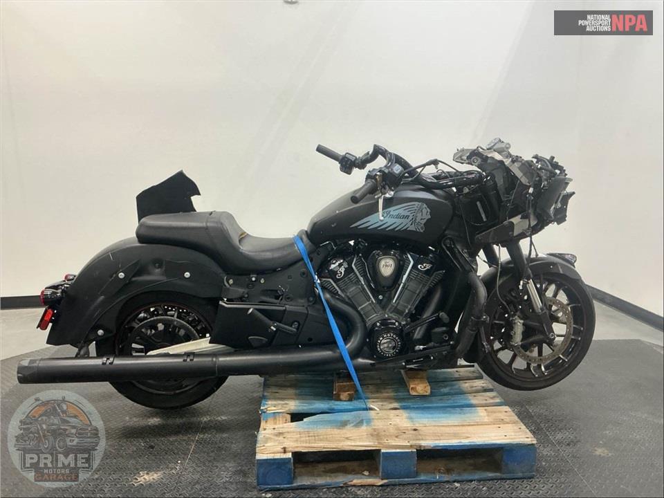 2021 Indian Motorcycle CHALLENGER DARK HORSE (BLACK/BRONZE SMOKE) — фото 1