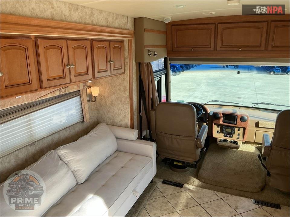 2011 Winnebago M-35P-FORD - ADVENTURER SERIES — фото 9