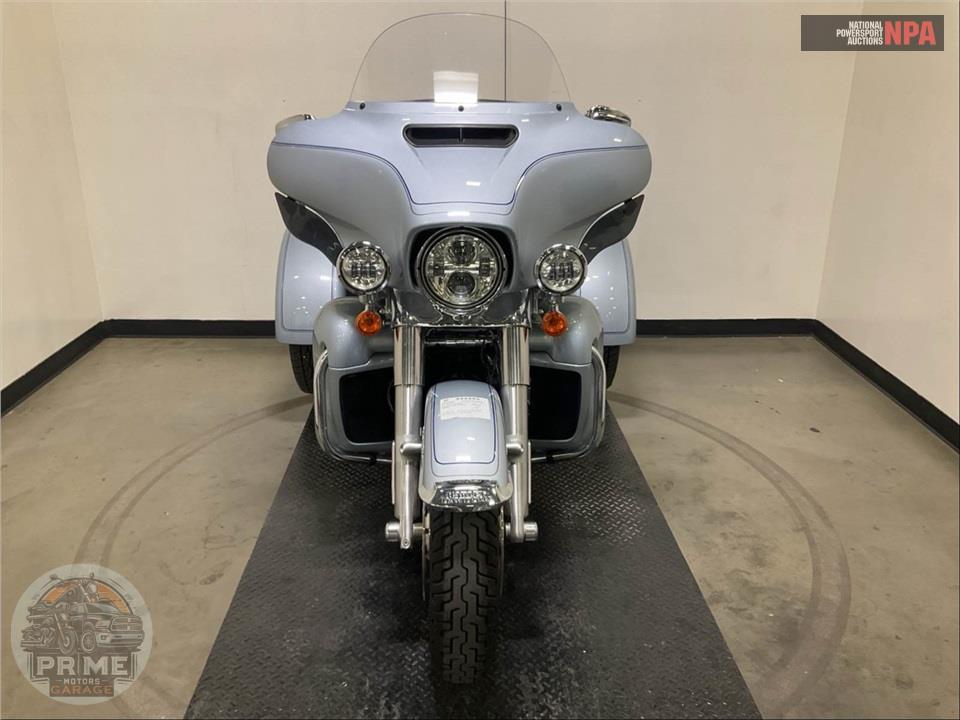 2023 Harley-Davidson FLHTCUTG TRI GLIDE ULTRA CLASSIC — фото 2