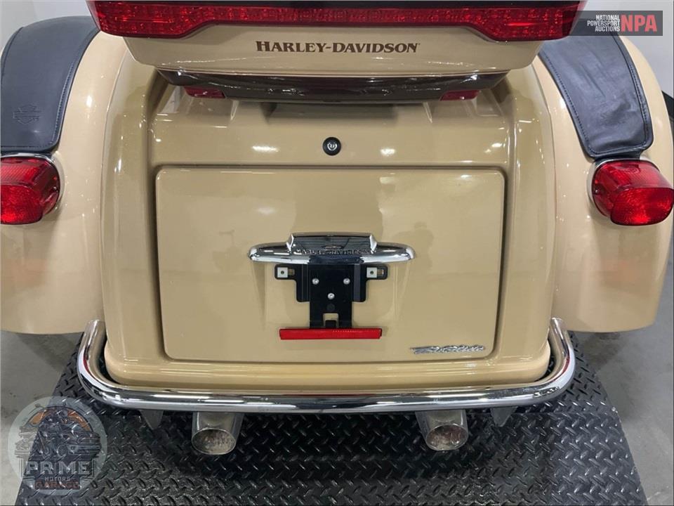 2014 Harley-Davidson FLHTCUTG TRIGLIDE ULTRA CLASSIC — фото 24
