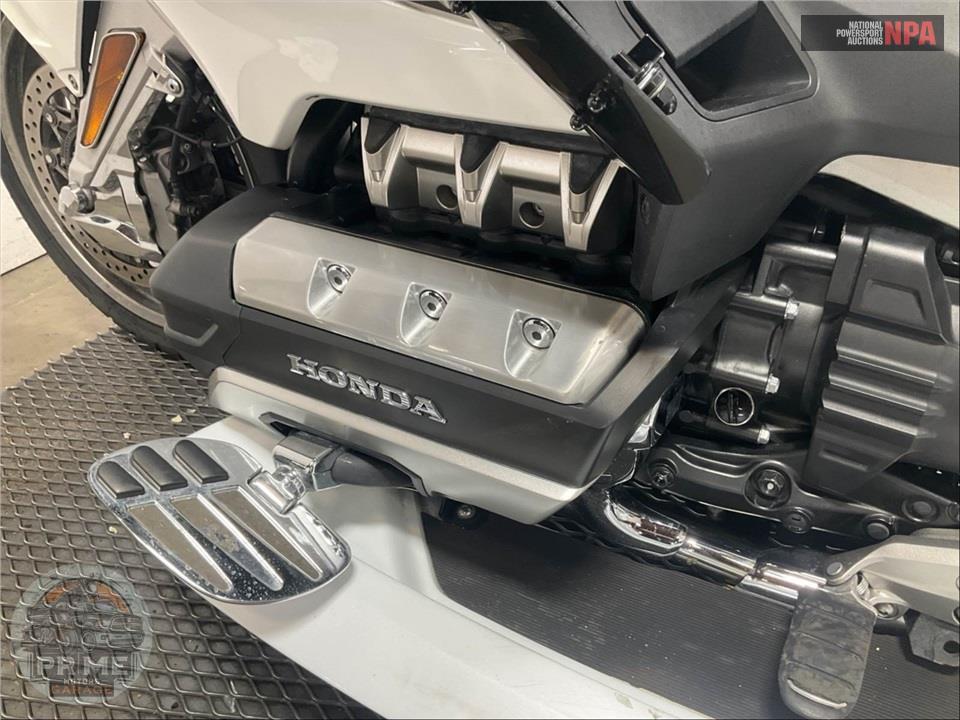2018 Honda GL1800D GOLDWING TOUR DCT (WHITE) — фото 9