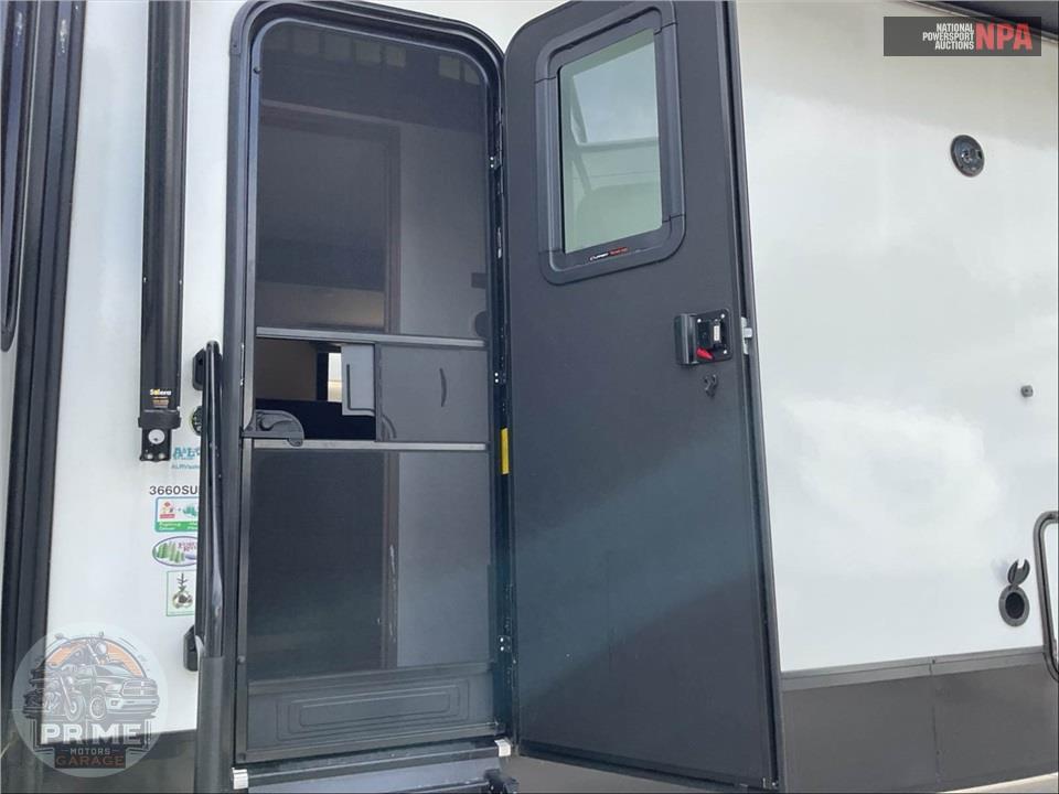 2024 Cherokee By Forest River M-3660SUITE - ARCTIC WOLF FIFTH WHEEL SERIES — фото 33