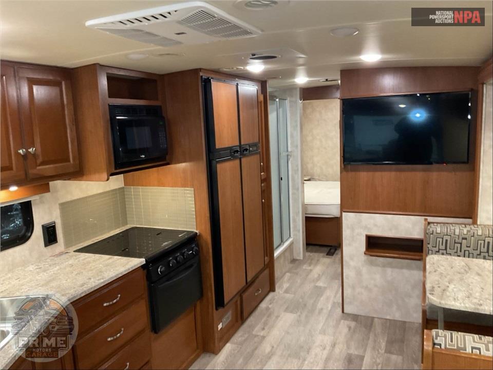 2019 Winnebago M-32YE FORD - VISTA SERIES — фото 9
