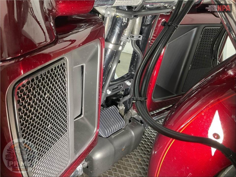 2015 Harley-Davidson FLHTCUTG TRIGLIDE ULTRA CLASSIC — фото 11