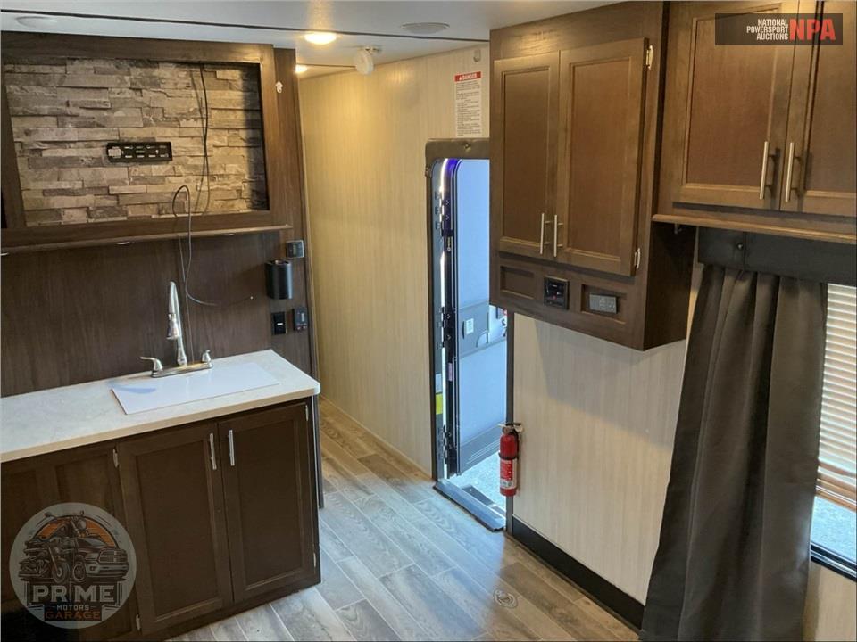 2019 Cherokee By Forest River M-23GOLD15 WOLF PACK TOY HAULER SERIES — фото 9