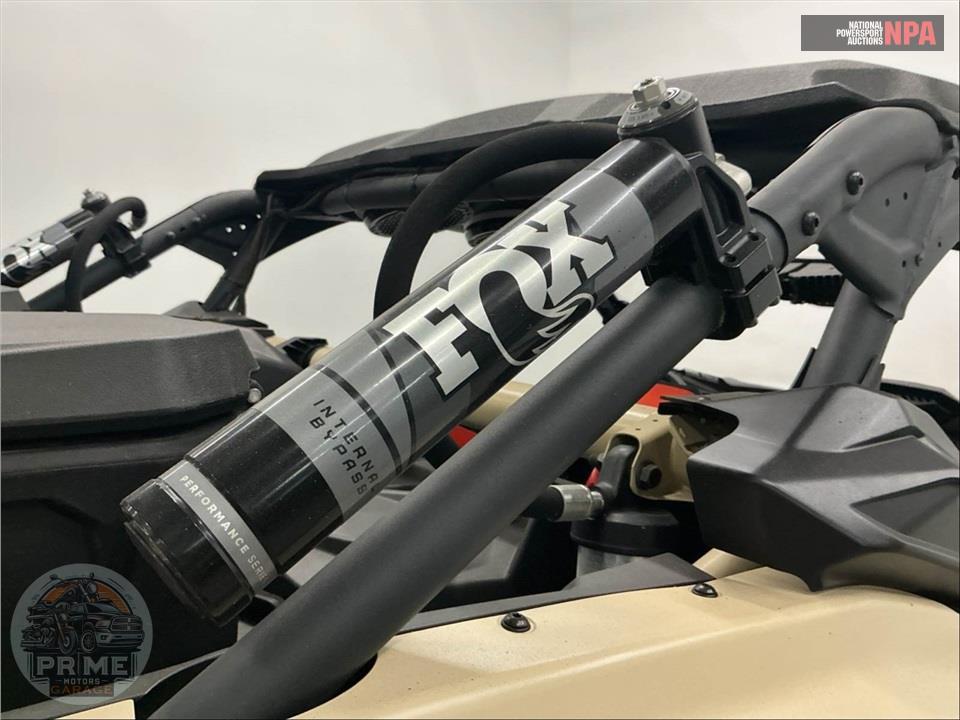 2022 Can-Am MAVERICK X3 X RS TURBO RR (DESERT TAN & CARBON BLACK RED) — фото 23