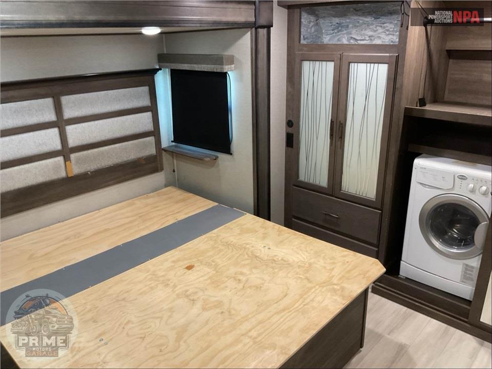 2022 Grand Design Recreational Vehicles M-3740BH - SOLITUDE S-CLASS FIFTH WHEEL SERIES — фото 11