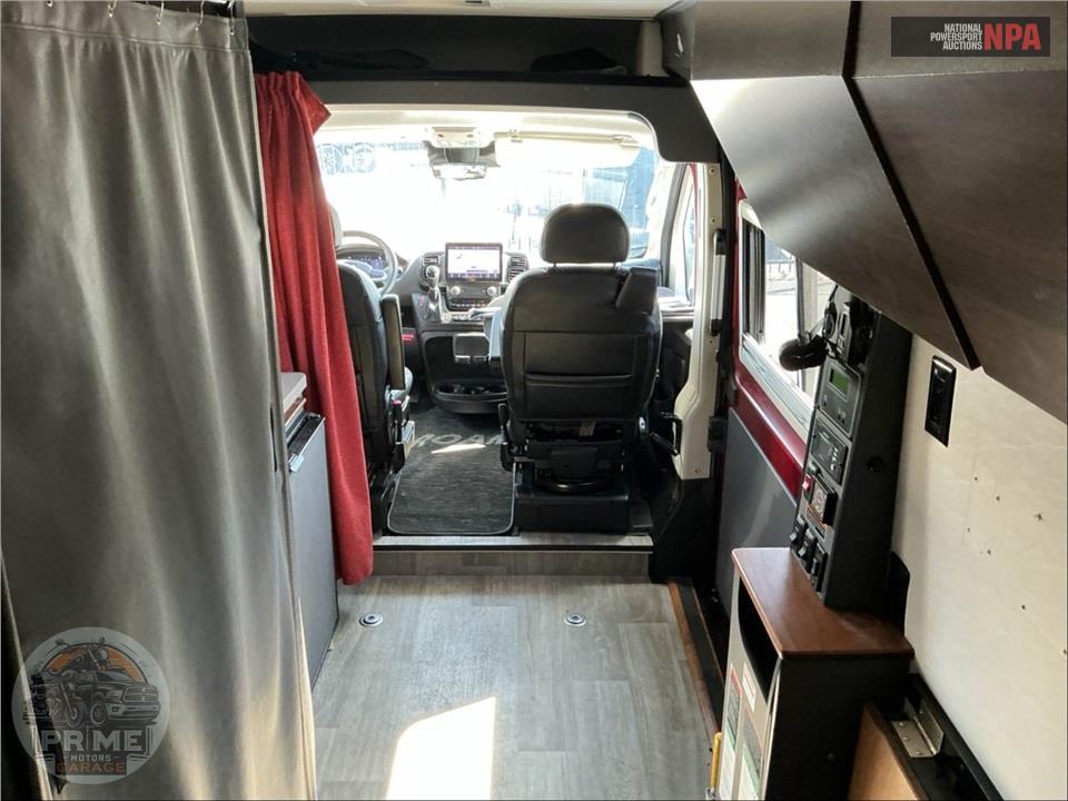 2023 Winnebago M-59RA RAM - ROAM SERIES — фото 9