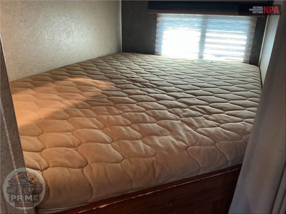 2015 Heartland Rvs M-24BHS - NORTH TRAIL SERIES — фото 13