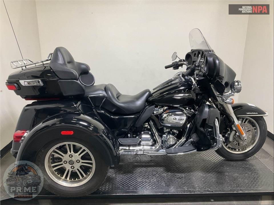 2018 Harley-Davidson FLHTCUTG TRI GLIDE ULTRA — фото 1