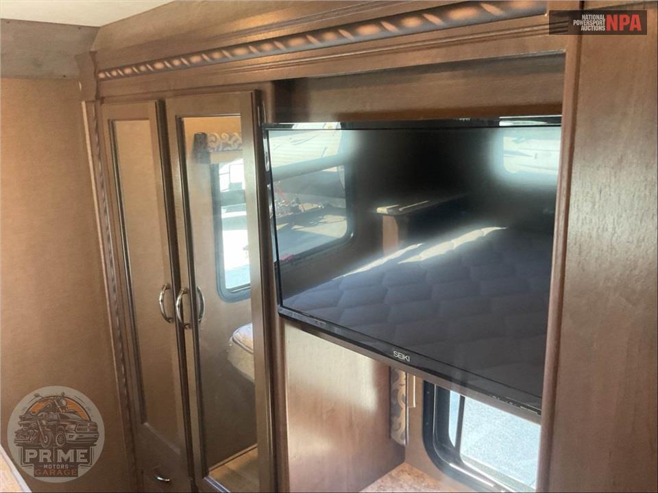 2018 Thor Motor Coach M-31E E450-V10 - FOUR WINDS SERIES — фото 30