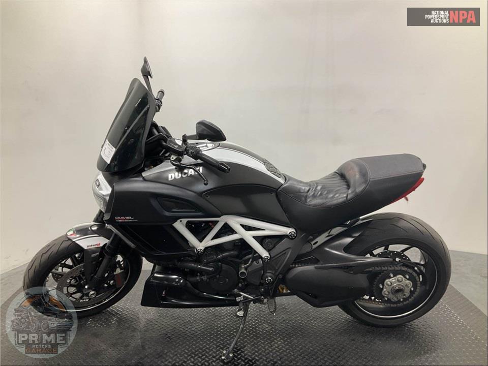 2015 Ducati DIAVEL CARBON WHITE — фото 3
