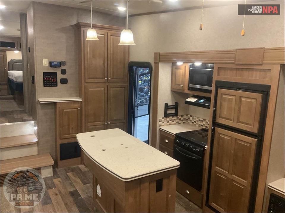 2017 Rockwood By Forest River M-8288WSA - SIGNATURE ULTRA LITE FIFTH WHEEL SERIES — фото 9