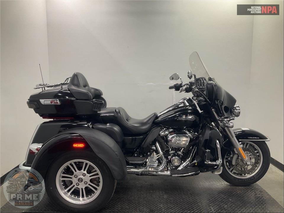 2018 Harley-Davidson FLHTCUTG TRI GLIDE ULTRA — фото 1