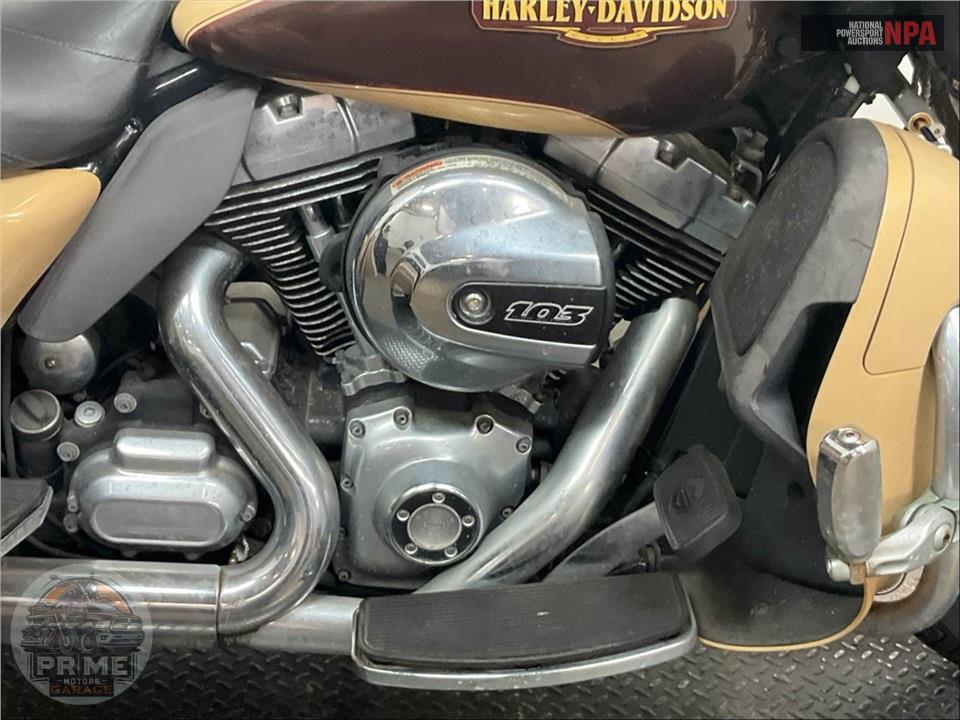 2014 Harley-Davidson FLHTCUTG TRIGLIDE ULTRA CLASSIC — фото 6