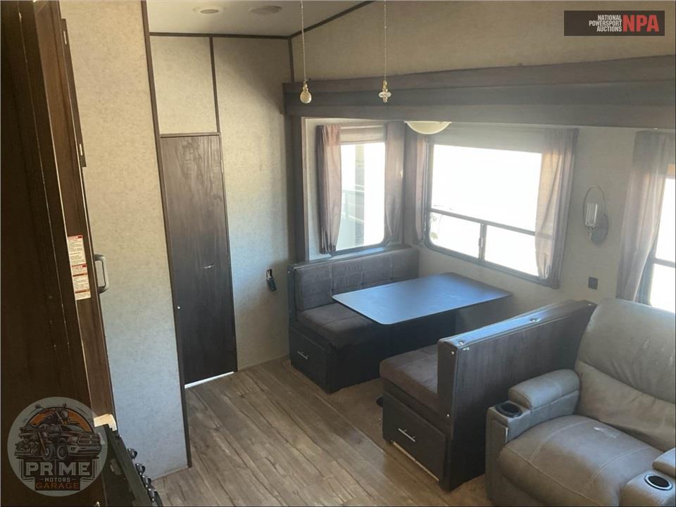 2018 Cherokee By Forest River M-315TBH8 ARCTIC WOLF FIFTH WHEEL SERIES — фото 6