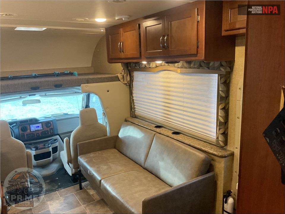 2016 Thor Motor Coach M-28Z E450-V10 - CHATEAU SERIES — фото 9