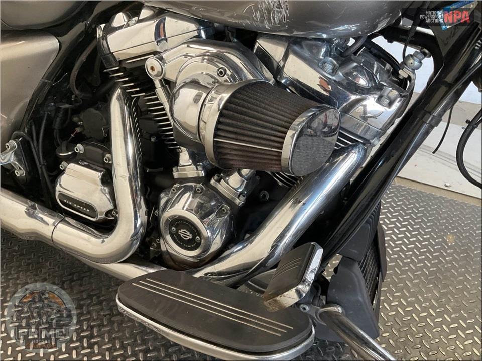 2017 Harley-Davidson FLTRXS ROAD GLIDE SPECIAL — фото 6