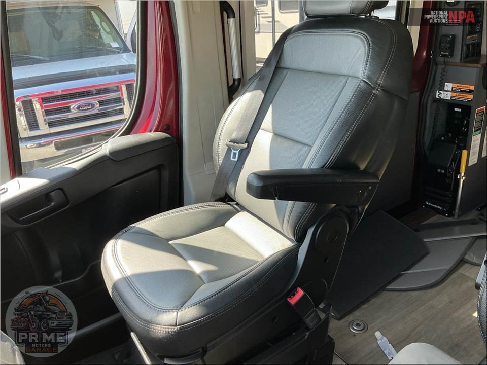 2023 Winnebago M-59RA RAM - ROAM SERIES — фото 14