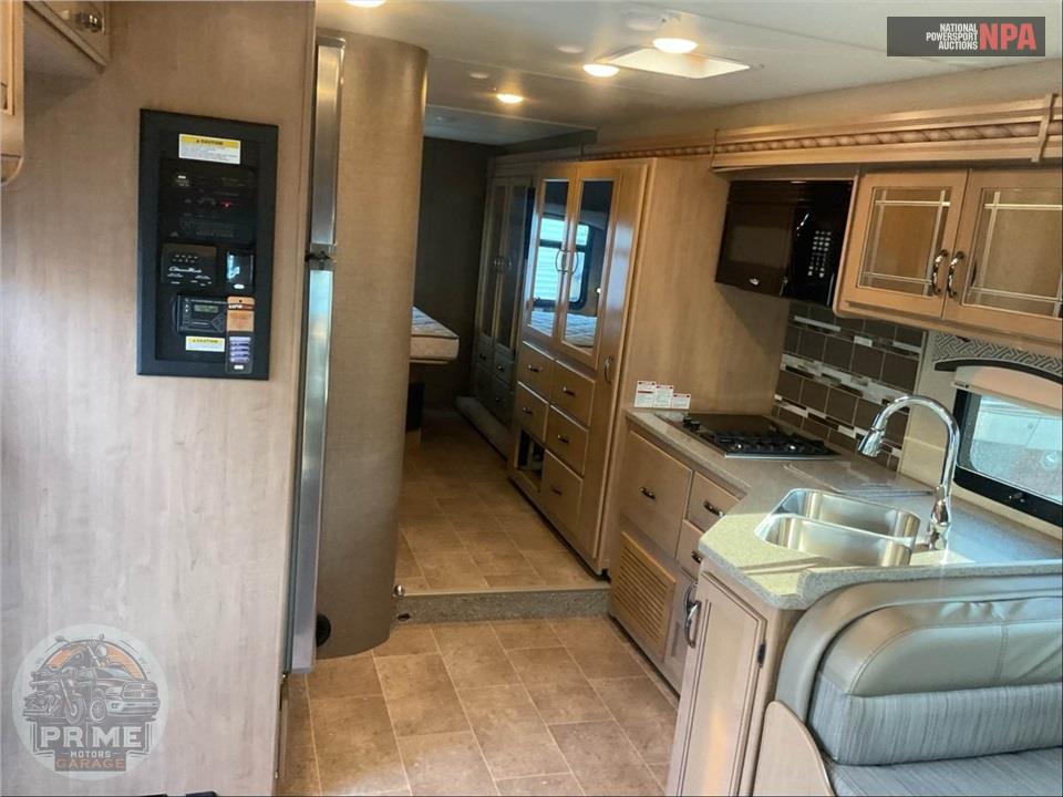 2018 Thor Motor Coach M-31W E450-V10 CHATEAU SERIES — фото 6