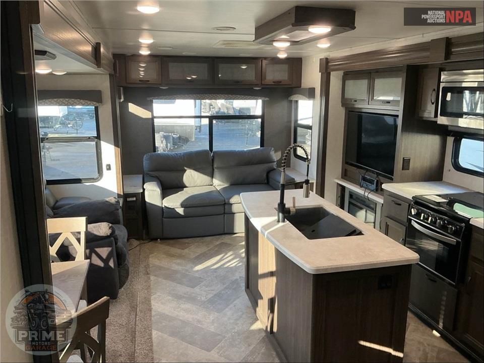 2020 Voyage By Winnebago M-3235RL - FIFTH WHEEL SERIES — фото 6