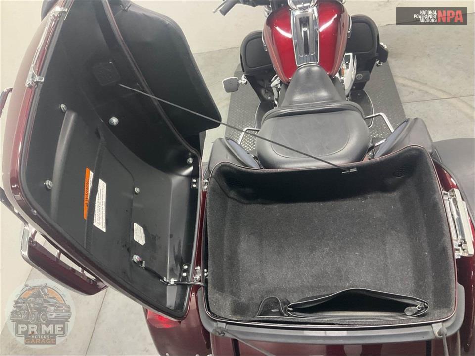 2017 Harley-Davidson FLHTCUTG TRIGLIDE ULTRA CLASSIC — фото 19