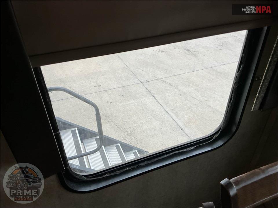 2017 Cedar Creek M-37MBH - SILVERBACK FIFTH WHEEL SERIES — фото 32