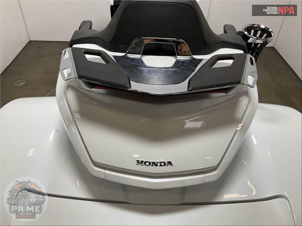 2018 Honda GL1800D GOLDWING TOUR DCT (WHITE) — фото 18
