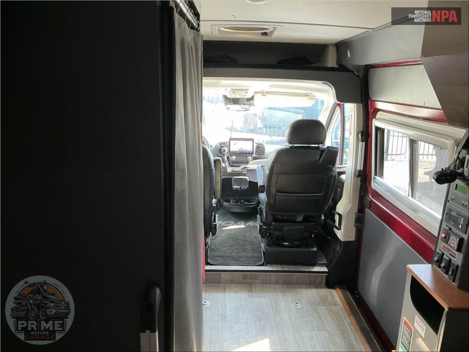 2023 Winnebago M-59RA RAM - ROAM SERIES — фото 10