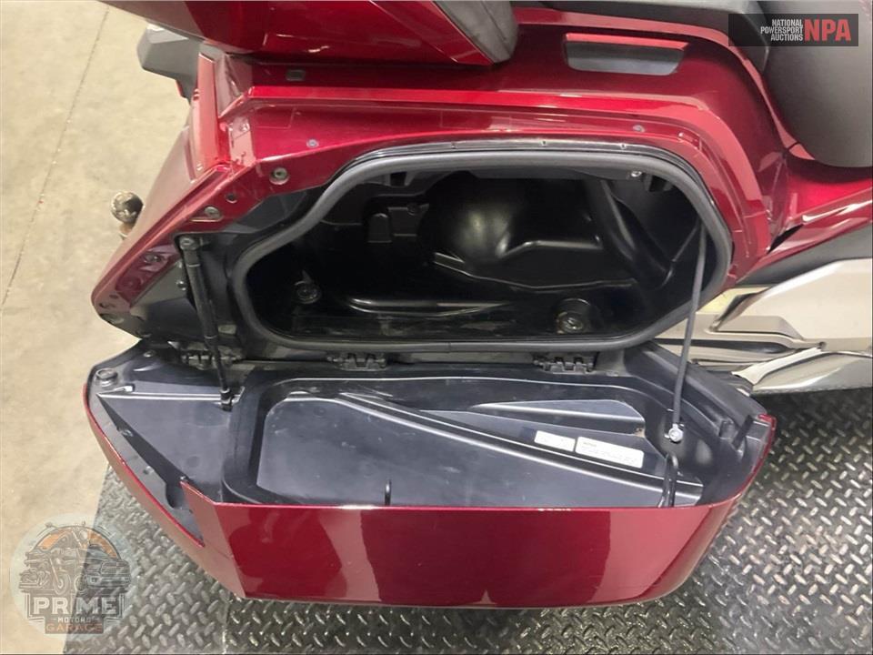 2018 Honda GL1800 GOLDWING TOUR (RED) — фото 28