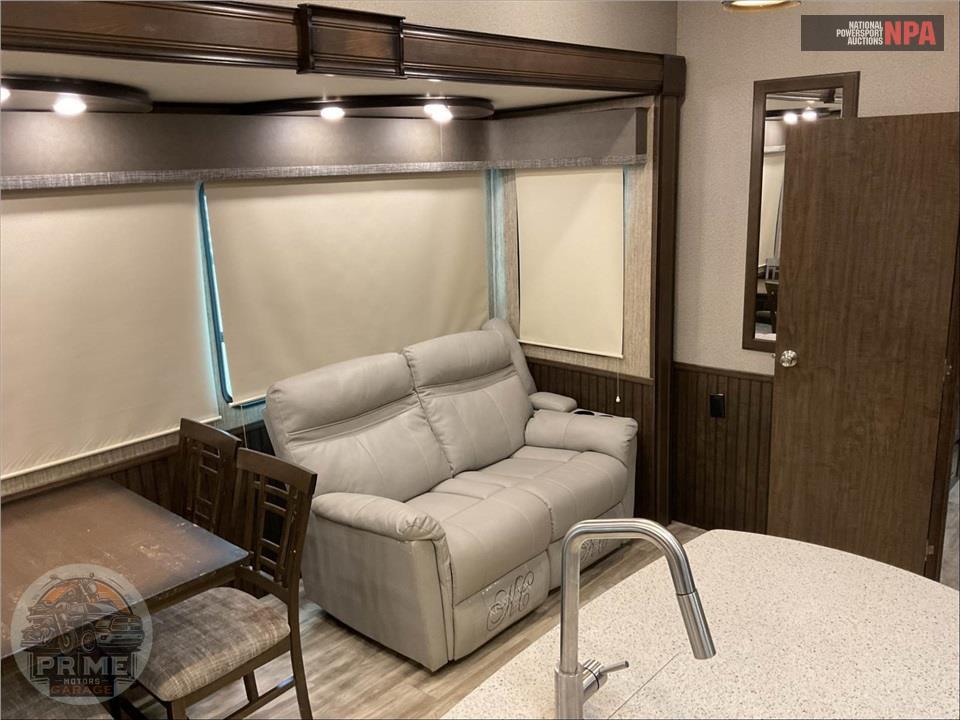 2021 Grand Design Recreational Vehicles M-3950BH - SOLITUDE S-CLASS FIFTH WHEEL SERIES — фото 7