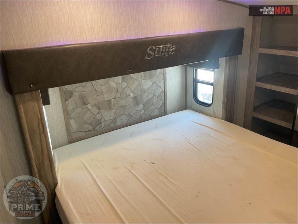 2021 Cherokee By Forest River M-3550SUITE - ARCTIC WOLF FIFTH WHEEL SERIES — фото 10