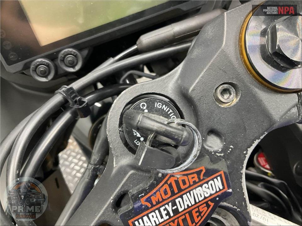 2021 Yamaha YZF-R3 MONSTER ENERGY MOTOGP — фото 11